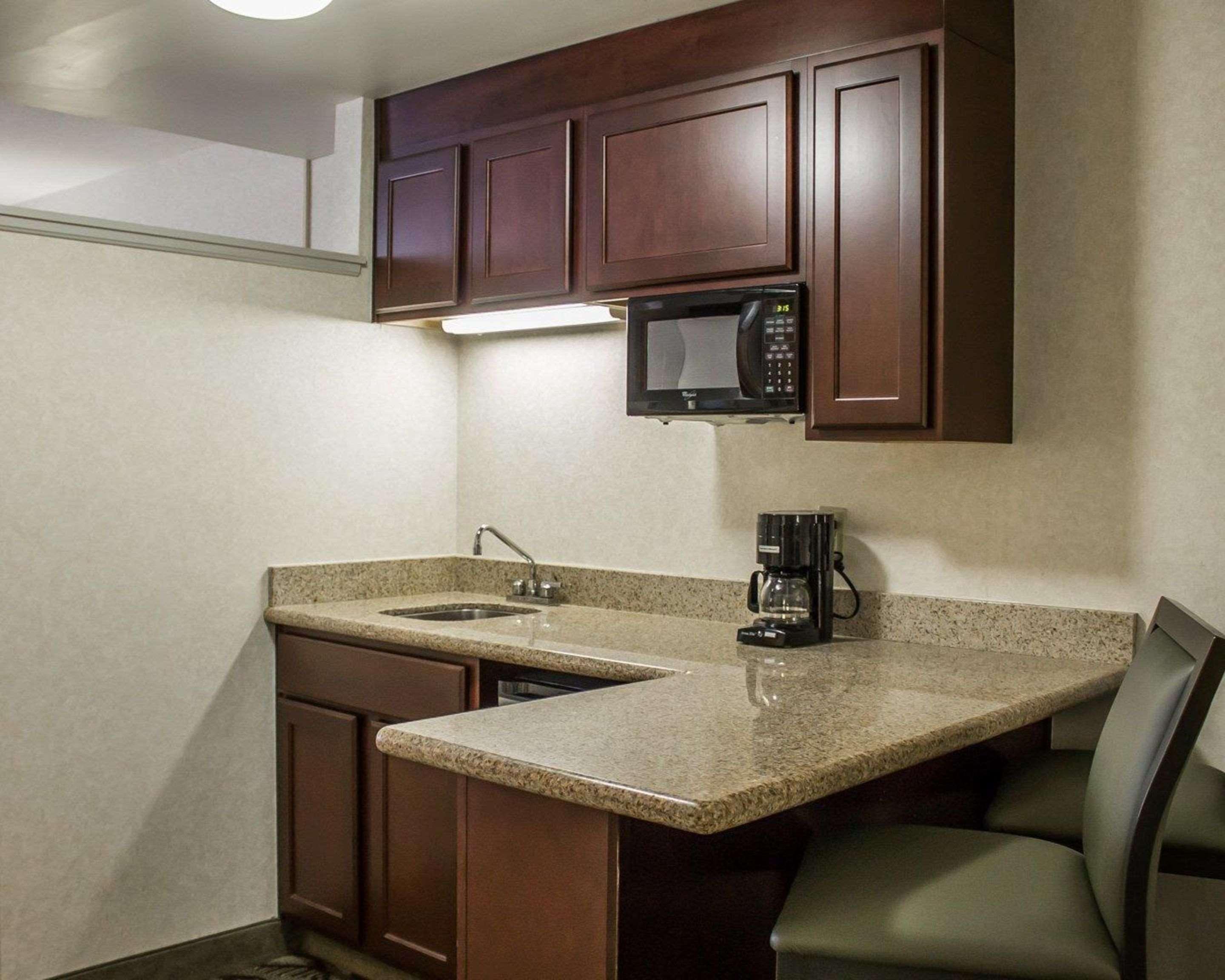 Quality Inn & Suites Mansfield Exterior photo